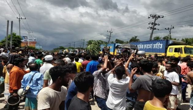 ঢাকা-চট্টগ্রাম মহাসড়ক অবরোধ করেছে জঙ্গল ছলিমপুরের ছিন্নমূল বাসিন্দারা
