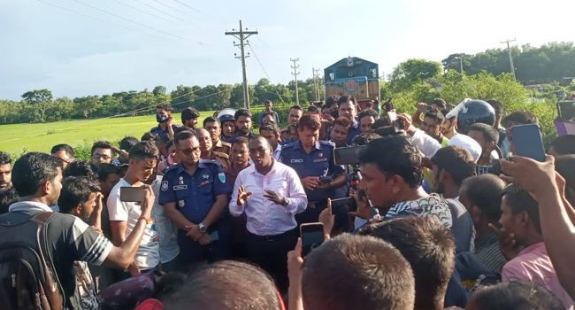 কুলাউড়ায় চা-শ্রমিকদের অবরোধ : প্রশাসনের আশ্বাসে প্রত্যাহার