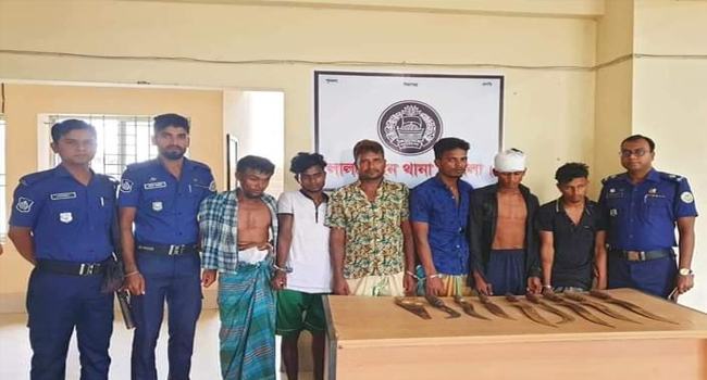 লালমোহনে দেশীয় অস্ত্রসহ ৬ জলদস্যু আটক