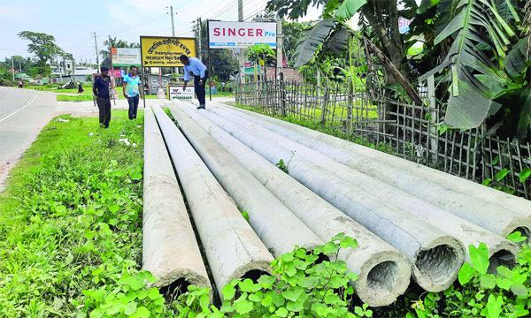 ঈশ^রগঞ্জে ১ কিলোমিটারজুড়ে খুঁটি স্থাপন, জানে না বিদ্যুৎ বিভাগ