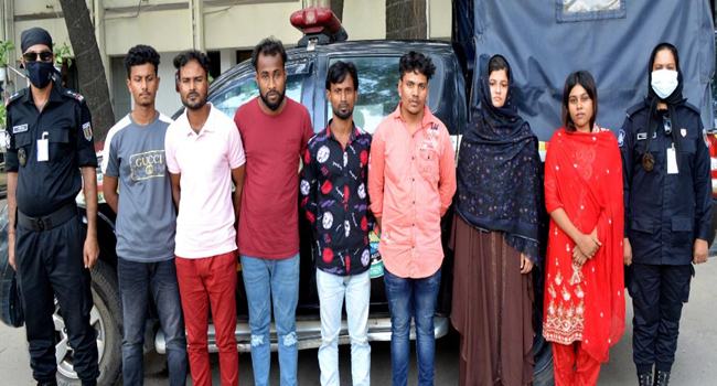 স্ত্রীকে দিয়ে ধনাঢ্যদের ধরার ফাঁদ, আপত্তিকর ছবি তুলে ব্ল্যাকমেইল!