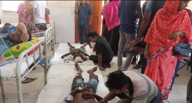 রাজবাড়ীতে মাহেন্দ্রা-ট্রা‌কের সংঘর্ষে আহত ৮