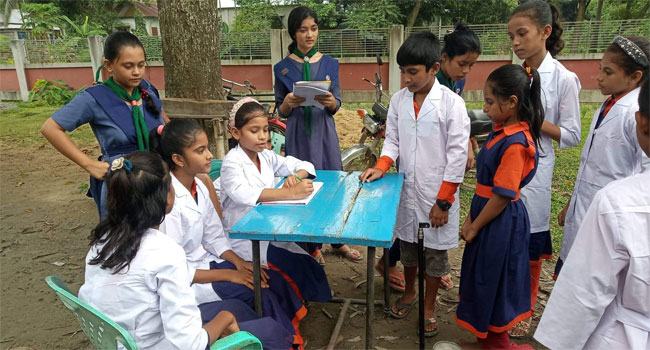 গফরগাঁওয়ে সহপাঠীদের স্বাস্থ্যসেবায় ক্ষুদে চিকিৎসকরা