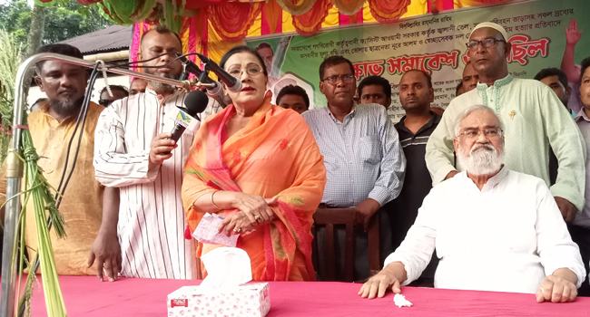 ‘ধাক্কা দিতে হবে না, ফুঁ দিলেই সরকার উড়ে যাবে’