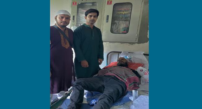 রাস্তায় পড়ে থাকা অচেনা যুবককে হাসপাতালে নিয়ে পরিবারের কাছে পৌঁছে দিলেন আলমগীর