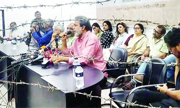 কাঁটাতারে বন্দী হয়ে শিল্পীদের প্রতিবাদ