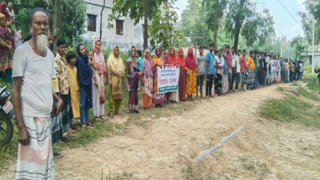 আশুলিয়ায় রাস্তা বন্ধ করে দেয়ার প্রতিবাদে বিক্ষোভ