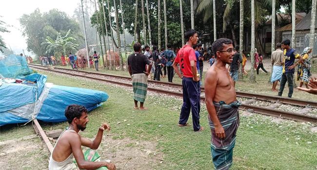 গরু বাঁচাতে গিয়ে ট্রেনে কাটা পড়ে প্রাণ গেল নারীর