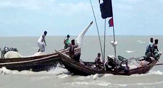বঙ্গোপসাগরে ইলিশ ভর্তি ৯ ট্রলারে জলদস্যুদের হানা