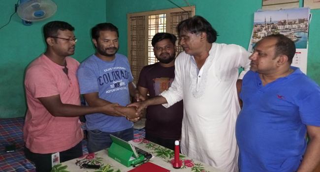 মুচ‌লেকা দি‌য়ে সাংবাদিকের সাথে ইউপি সদস্যের মীমাংসা