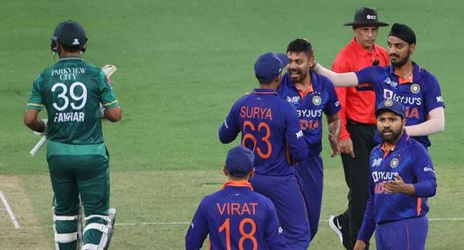 খেলোয়াড়সুলভ মানসিকতায় নিজেই মাঠ ছেড়ে প্রশংসায় ভাসছেন ফখর