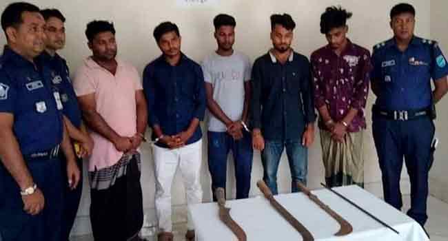 ফরিদপুরে দেশীয় অস্ত্র নিয়ে মহাসড়কে ছাত্রলীগের মহড়া, গ্রেফতার ৫