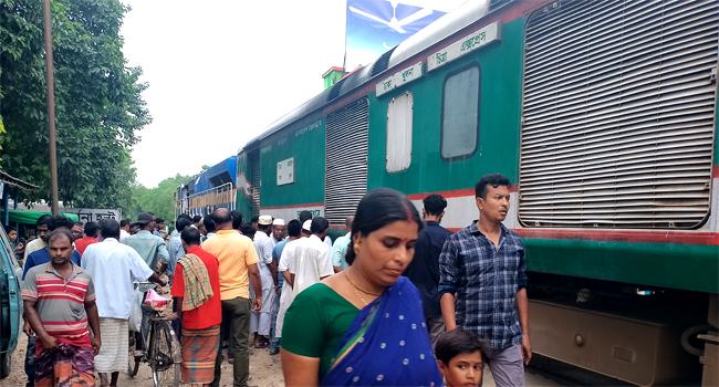 চিত্রা এক্সপ্রেস ট্রেন বিকল, দর্শনা-হিজলগাড়ি সড়কে দীর্ঘ যানজট