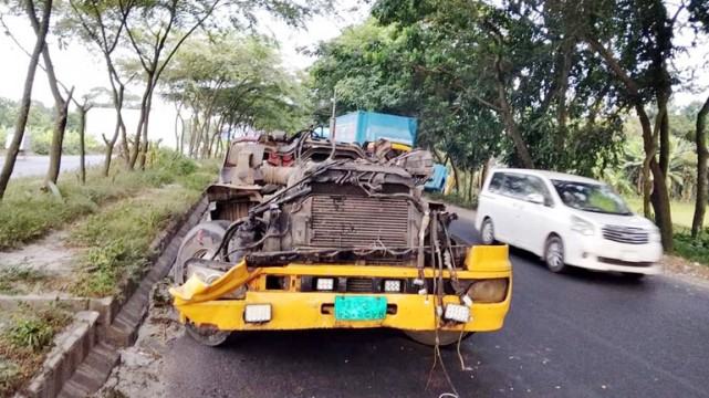 বাসের ধাক্কায় মহাসড়কের পাশে লরি, ১০ ঘণ্টা যানজট