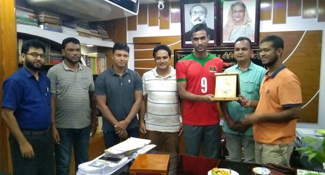 জাতীয় ভলিবল দলের খেলোয়াড় রিফাতকে সংবর্ধনা