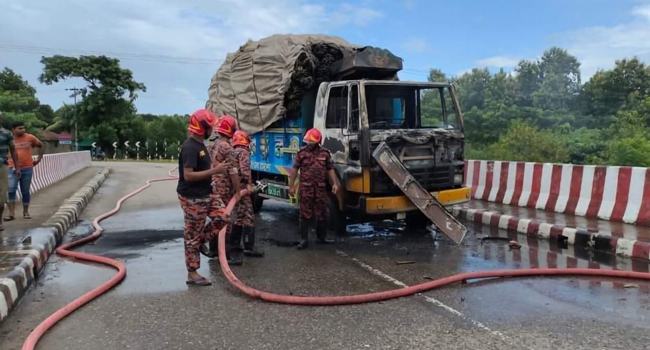 খাগড়াছড়িতে ইউপিডিএফ নেতাকে গুলি করে হত্যা : প্রতিবাদে যানবাহনে আগুন