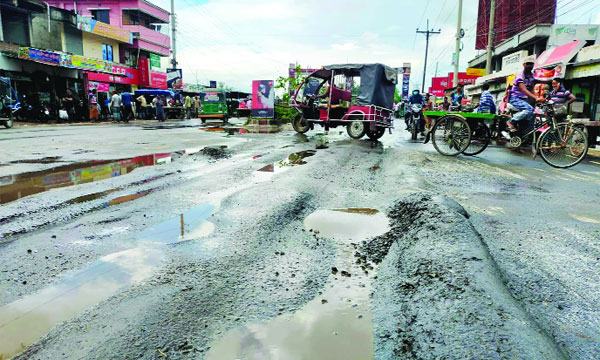 কুমারখালীতে দেবে গেছে আঞ্চলিক মহাসড়ক