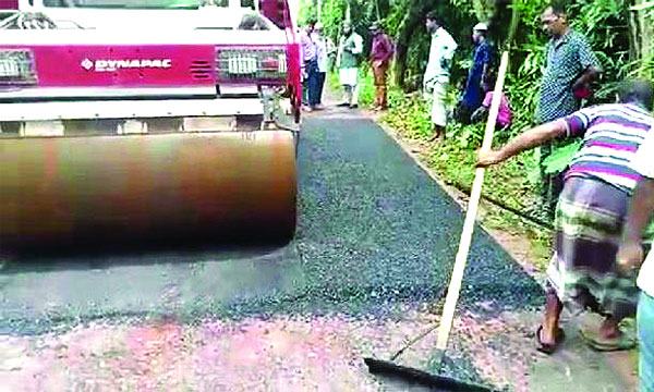 গাজীপুরে বিটুমিনের সাথে টাইলস ও প্লাস্টিক মিশিয়ে পরীক্ষামূলক সড়ক নির্মাণ