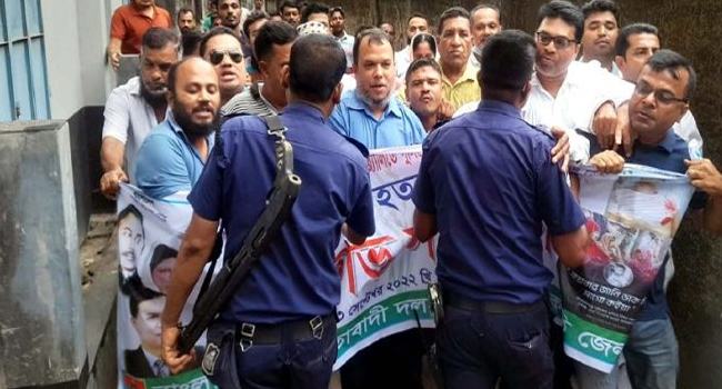 ঝালকাঠিতে পুলিশের বাধায় যুবদলের বিক্ষোভ পণ্ড