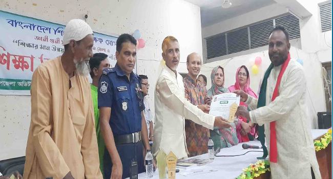 ‘শিক্ষা পদক’ পেলেন নয়া দিগন্তের সাংবাদিক রেজাউল