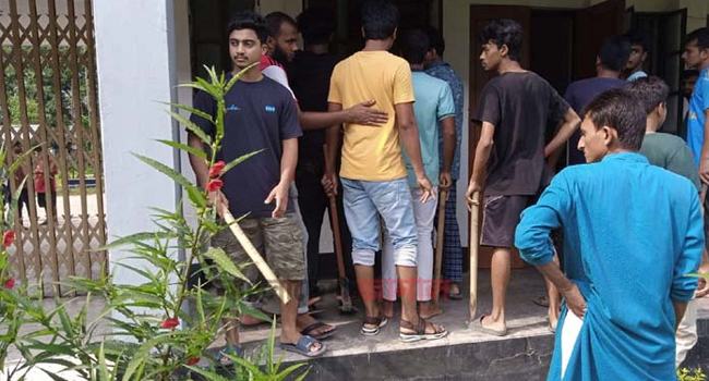 লুঙ্গিকাণ্ডে ইবি ছাত্রলীগের মারামারি : পাল্টাপাল্টি বিচার দাবি