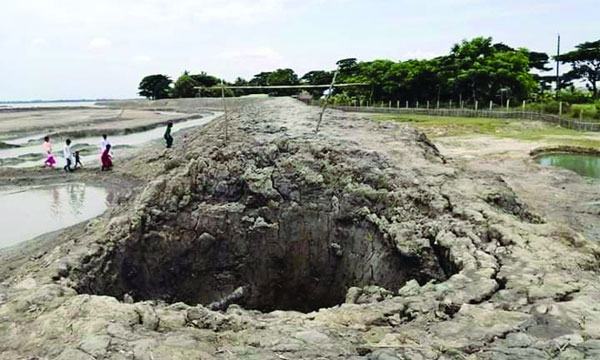 পেকুয়ায় বেড়িবাঁধে বড় বড় গর্ত : ঝুঁকিতে ৩০ হাজার মানুষ