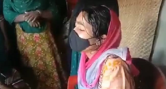 বিয়ের দাবিতে ইডেন কলেজছাত্রীর প্রেমিকের বাড়িতে অনশন