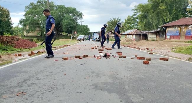খাগড়াছড়িতে শান্তিপূর্ণভাবে ইউপিডিএফের সড়ক অবরোধ চলছে