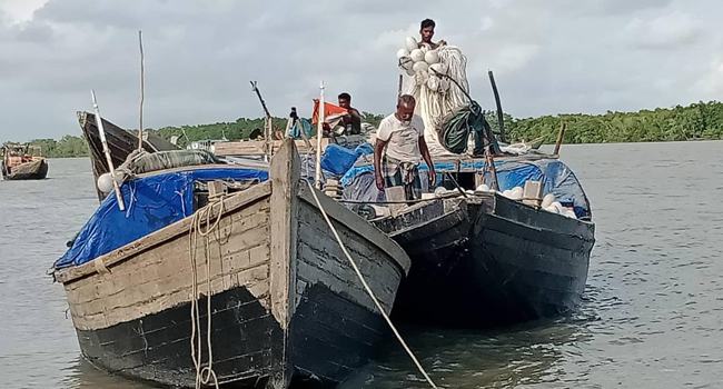 সুন্দরবনের কটকায় ১৮ ট্রলারসহ ৫৫ জেলে আটক