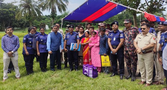 দর্শনা সীমান্ত দিয়ে ফেরত পাঠানো হলো প্রেমিকা শ্রীমতি সাথী সরকারকে