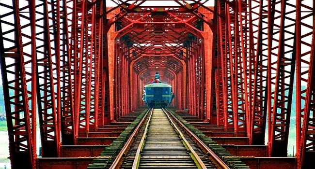 ট্রেনে কাটা পড়ে জোড়া তরুণ-তরণীর মৃত্যু