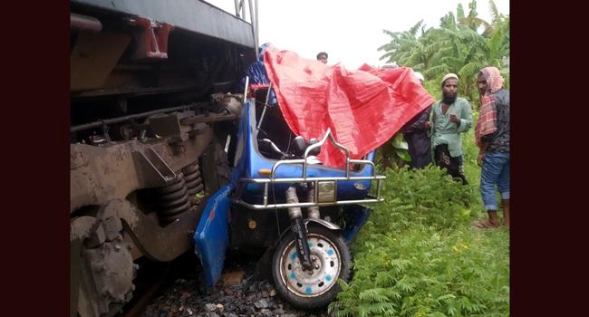 ইজিবাইকে ট্রেনের ধাক্কা : মা ও শিশু নিহত