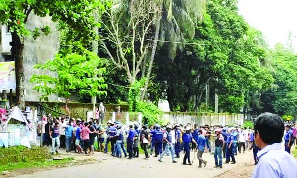 চট্টগ্রাম বিশ^বিদ্যালয়ে ছাত্রলীগের দু’গ্রুপে সংঘর্ষে আহত ১২