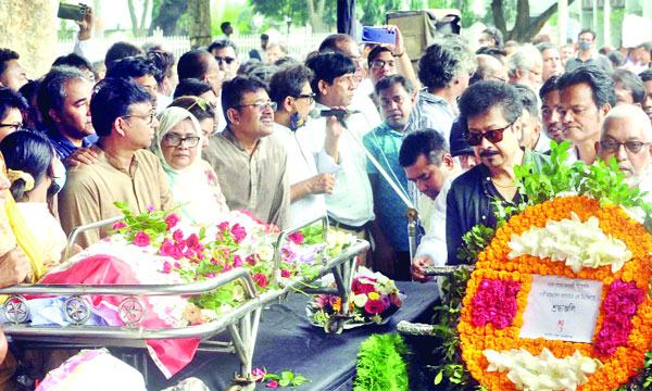 বনানীতে মায়ের পাশে চিরনিদ্রায় শায়িত গাজী মাজহারুল আনোয়ার