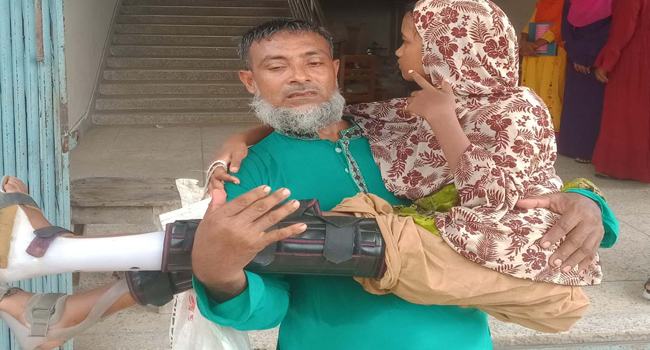 মেয়ের চিকিৎসার জন্য রাস্তার রাস্তায় ঘুরছেন এক হতভাগ্য বাবা