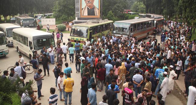 ইবির ফটকে খেলোয়াড়দের তালা : ভোগান্তিতে হাজারো শিক্ষক-শিক্ষার্থী