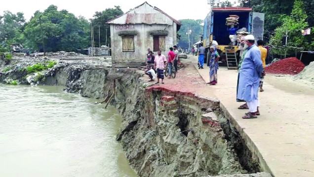 অসময়ে ফুলে উঠছে ৩ নদীর পানি : ভাঙন আতঙ্ক