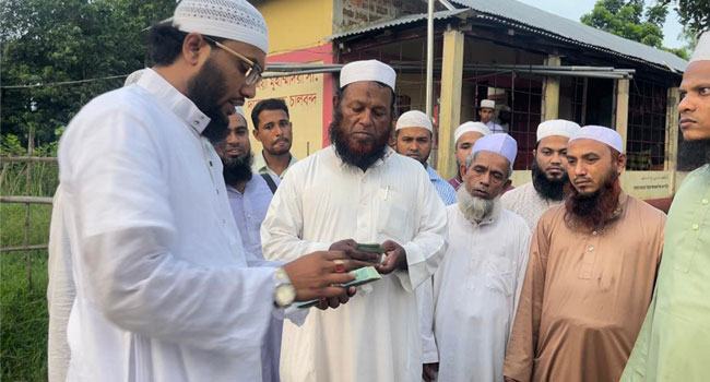 বন্যায় নষ্ট হওয়া বিভিন্ন মাদরাসার আসবাব কিনে দিলেন শুয়াইব আহমদ আশ্রাফী