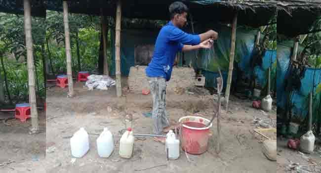 পলিথিন-প্লাস্টিক থেকে জ্বালানি তেল তৈরী করছেন কলেজছাত্র