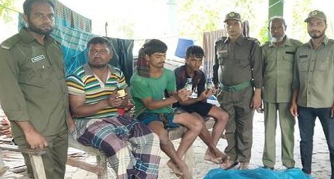 সুন্দরবনে বিষ দিয়ে মাছ ধরার সময় আটক ৩