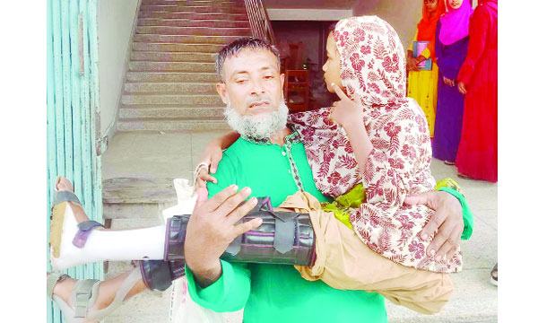 মেয়ের চিকিৎসার জন্য রাস্তায় রাস্তায় ঘুরছেন হতভাগ্য বাবা