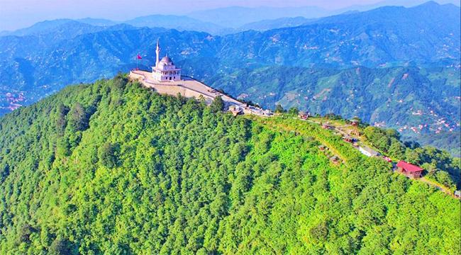 তুরস্কে সবুজ পাহাড়ের চূড়ায় দৃষ্টি জুড়ায় নান্দনিক এ মসজিদ