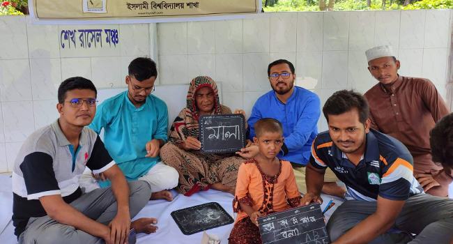 বৃদ্ধ ও শিশুদের স্বাক্ষর শেখালেন ইবির কলাম লেখকরা