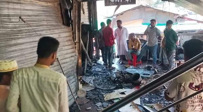 ঈদগাঁওতে মোবাইলের দোকান আগুন