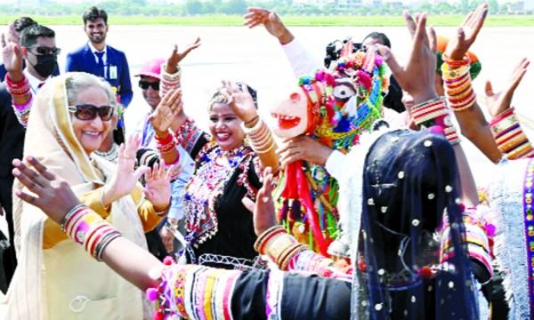 দেশে ফিরেছেন প্রধানমন্ত্রী