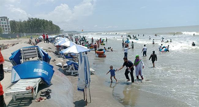 শুক্রবার মানেই কক্সবাজার সমুদ্র সৈকতে উৎসব