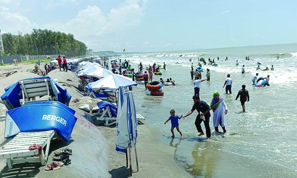 শুক্রবার মানেই কক্সবাজার সৈকতে উৎসবের আমেজ