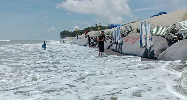 কক্সবাজারে বালির বাঁধ দিয়ে সৈকতের লাবণী পয়েন্ট রক্ষার চেষ্টা