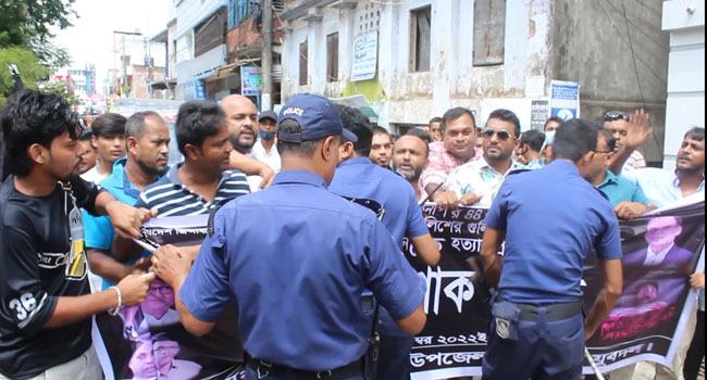 ঝালকাঠিতে পুলিশের বাধায় যুবদলের বিক্ষোভ মিছিল পণ্ড