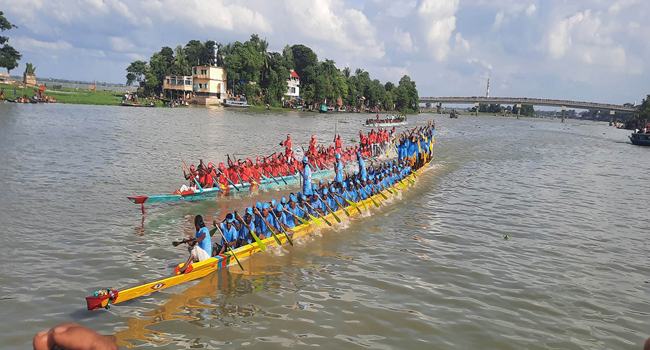 তিতাসে ঐতিহ্যবাহী নৌকাবাইচ, ‘হেইয়োরে হেইয়ো’